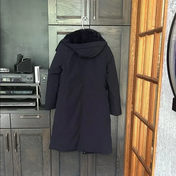 Uniqlo Navy Long Puffer Coat with Plush Detachable Hood - Picture 6 of 12